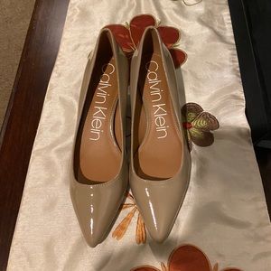 Calvin Klein size 8.5 taupe kitten heel